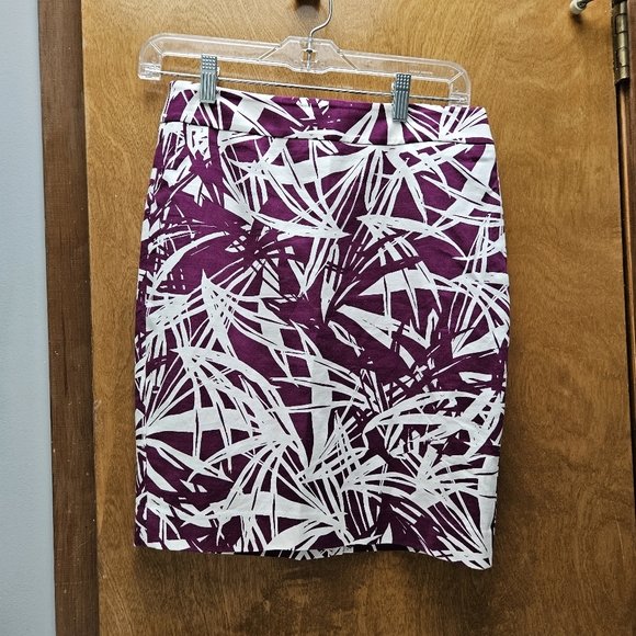 LOFT Petite Purple and White Palm Leaf Skirt - Picture 2 of 10